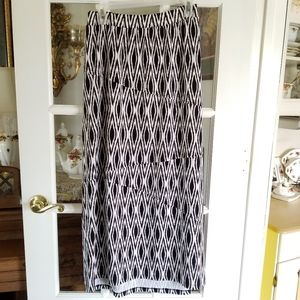 🎄4 for $20! Womens black and white maxi skirt